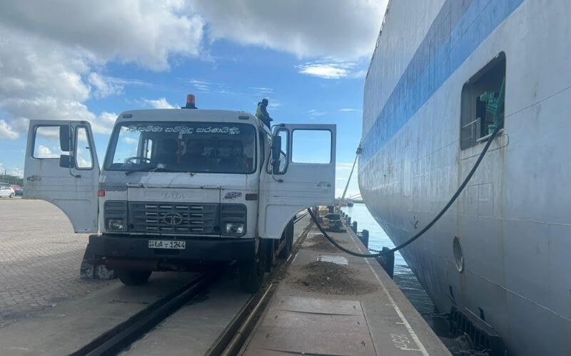 Sludge oil and garbage cleaning of ships
